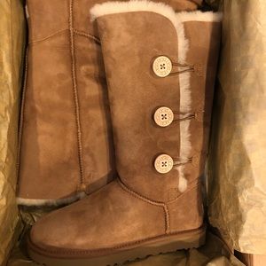 NIB Women’s Ugg bailey button triplet boot, 10